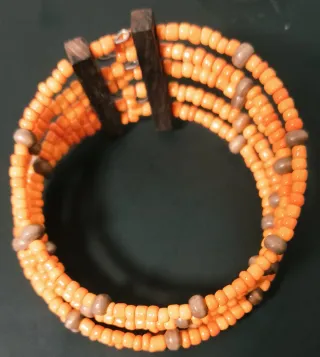 Pulseras de cuentas y madera