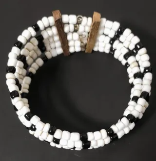 Pulseras de cuentas y madera