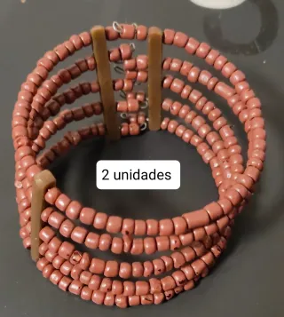 Pulseras de cuentas y madera
