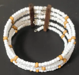 Pulseras de cuentas y madera