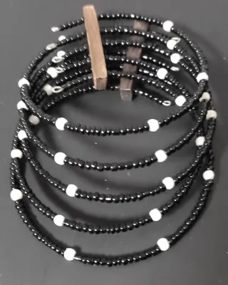 Pulseras de cuentas y madera