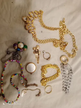 Lote bisutería dorada y plateada, variedad