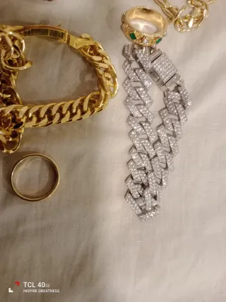 Lote bisutería dorada y plateada, variedad