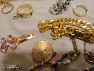 Lote bisutería dorada y plateada, variedad