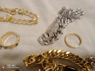 Lote bisutería dorada y plateada, variedad