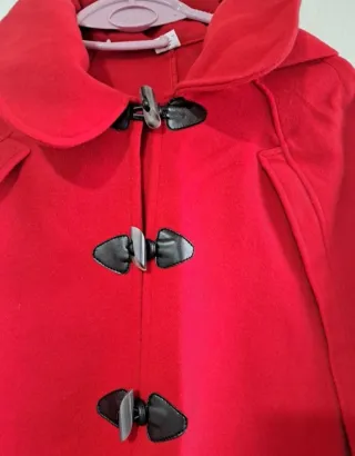 Capa roja con cierres