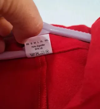 Capa roja con cierres