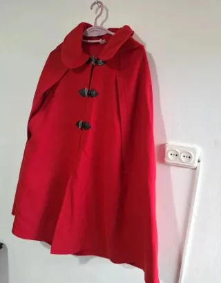 Capa roja con cierres