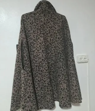 Capa con estampado de leopardo
