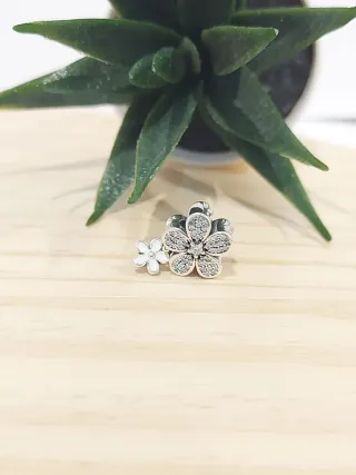 Charm Pandora Flores Plata y Blanco