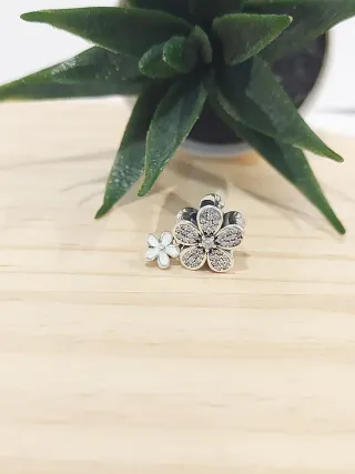 Charm Pandora Flores Plata y Blanco