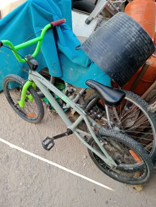 Bicicleta BMX verde y gris