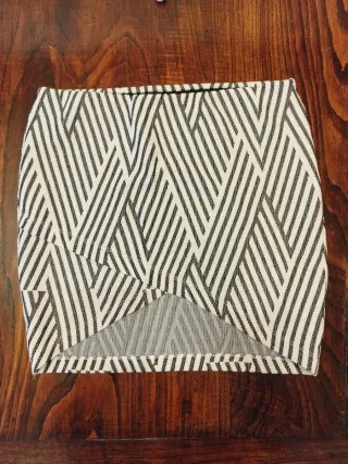 Minifalda geométrica blanca y negra