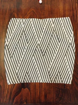 Minifalda geométrica blanca y negra