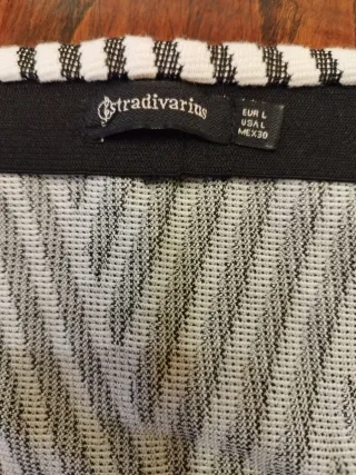 Minifalda geométrica blanca y negra