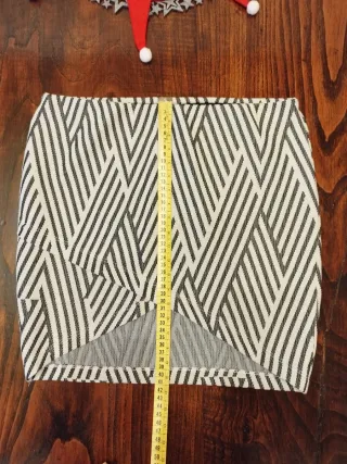 Minifalda geométrica blanca y negra