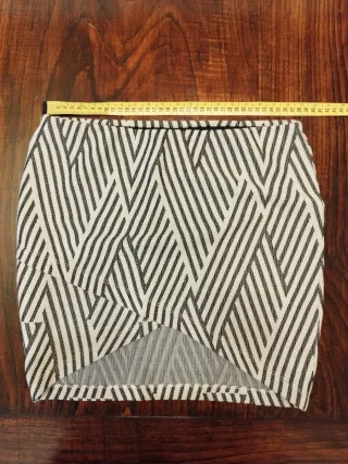 Minifalda geométrica blanca y negra