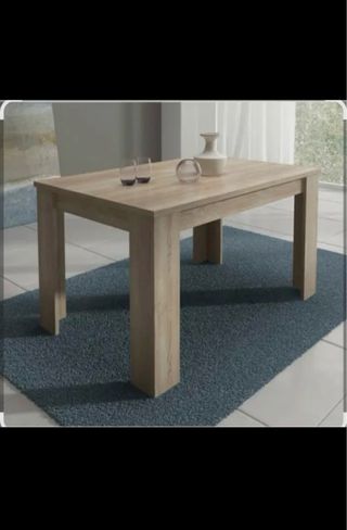 Mesa de comedor de madera color natural