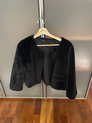 Abrigo de pelo negro