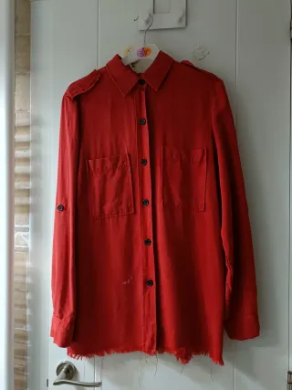Camisa roja con botones