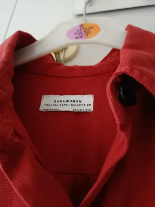 Camisa roja con botones