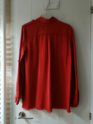 Camisa roja con botones