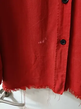 Camisa roja con botones