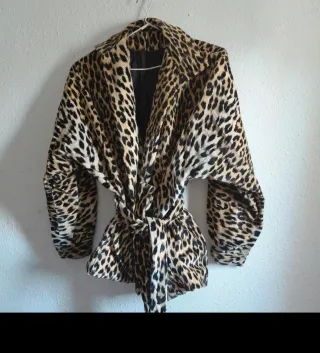 Gabardina estampado leopardo