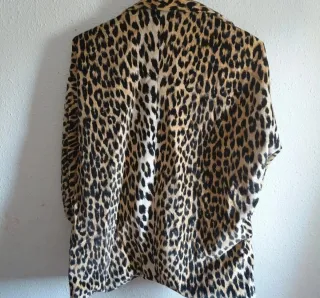 Gabardina estampado leopardo