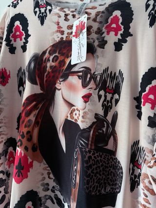 Camiseta mujer estampado mujer y leopardo