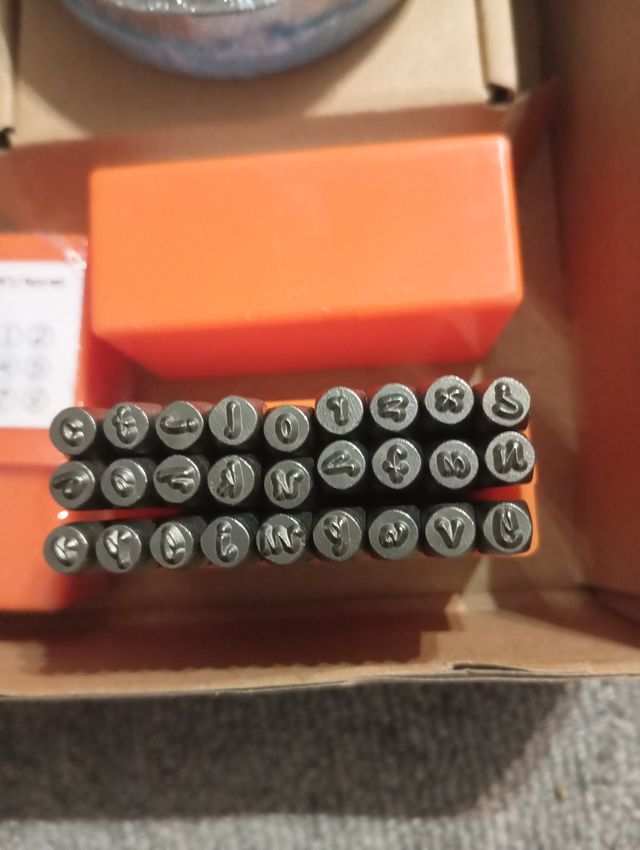 Kit per stampare su metallo con lettere e numeri 3mm