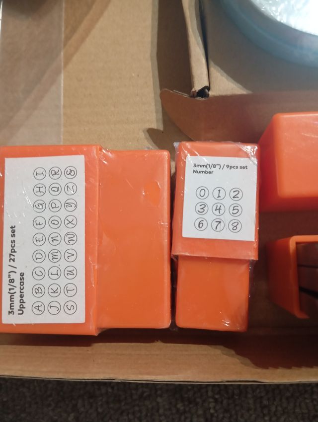 Kit per stampare su metallo con lettere e numeri 3mm