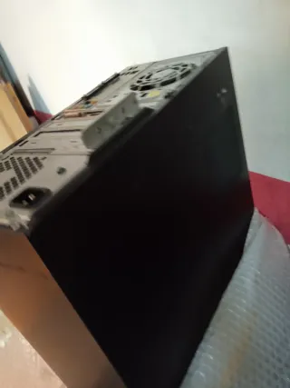 Torre de Ordenador Negra y Plateada