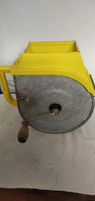 Tirolesa amarilla y metálica