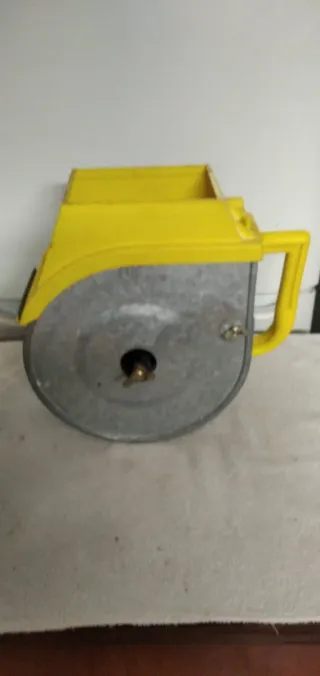 Tirolesa amarilla y metálica