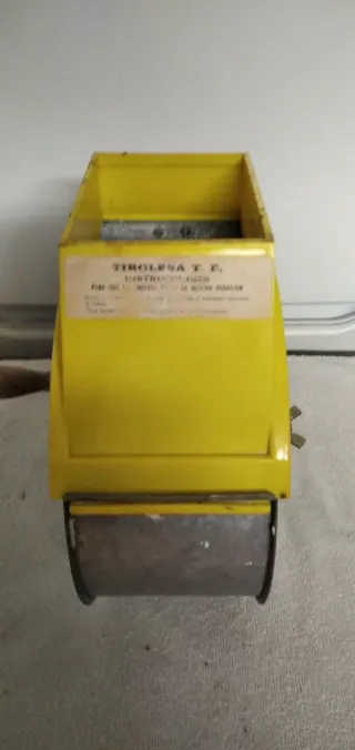 Tirolesa amarilla y metálica