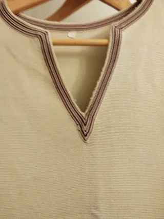 Vestido beige cuello pico