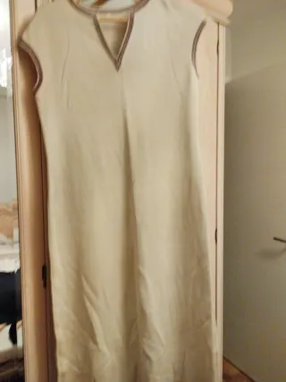 Vestido beige cuello pico