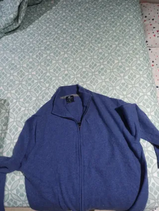 Jersey azul con cremallera