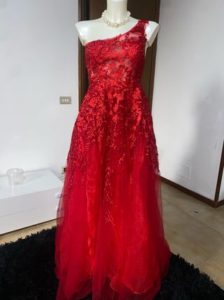 Abito lungo rosso con pizzo