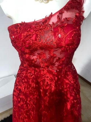 Abito lungo rosso con pizzo