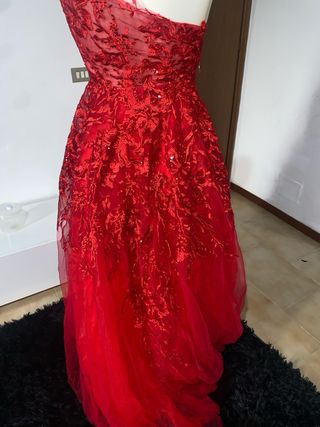Abito lungo rosso con pizzo