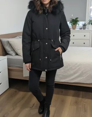 Parka con capucha negra