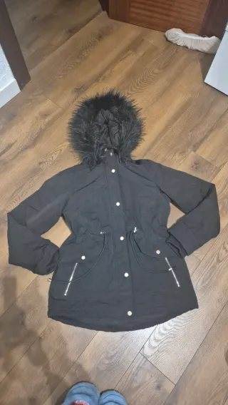 Parka con capucha negra