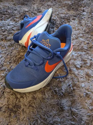 Zapatillas Nike niño azul y naranja talla 35,5