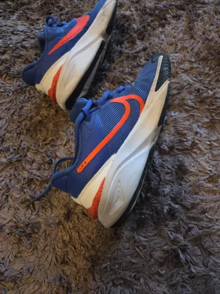 Zapatillas Nike niño azul y naranja talla 35,5