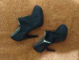 Tronchetto camoscio con plateau nero