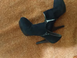 Tronchetto camoscio con plateau nero