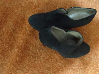 Tronchetto camoscio con plateau nero