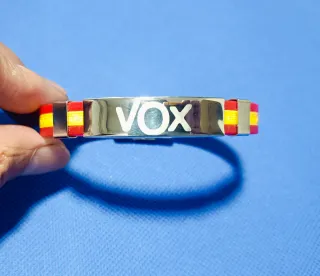5 Pulseras de España grabadas con el logotipo VOX